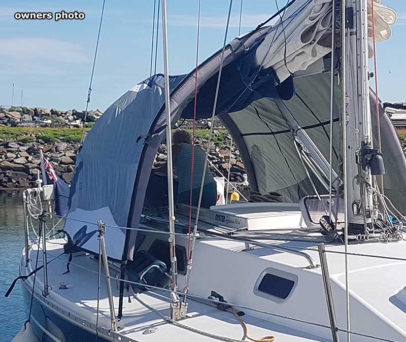 Inflatable cockpit tent