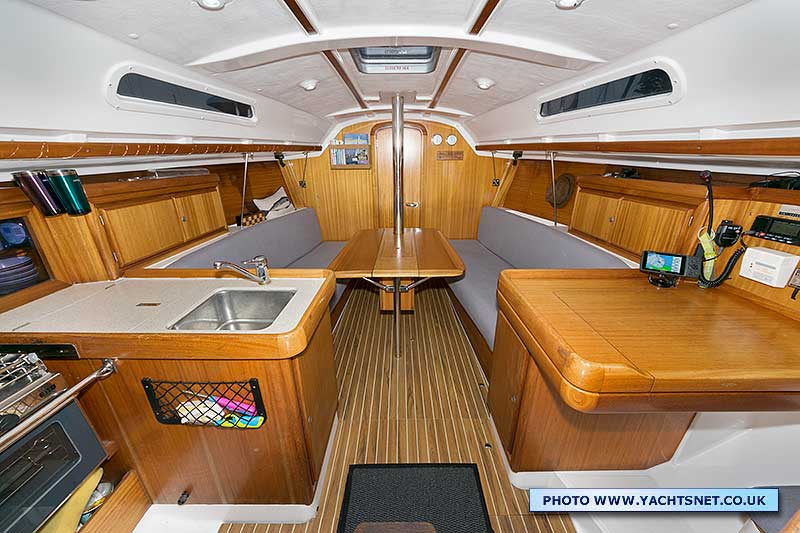 Saloon - Dufour 32 Classic