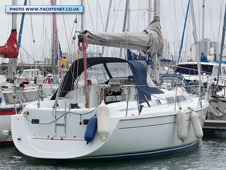 Hunter Channel 31 - moored stern