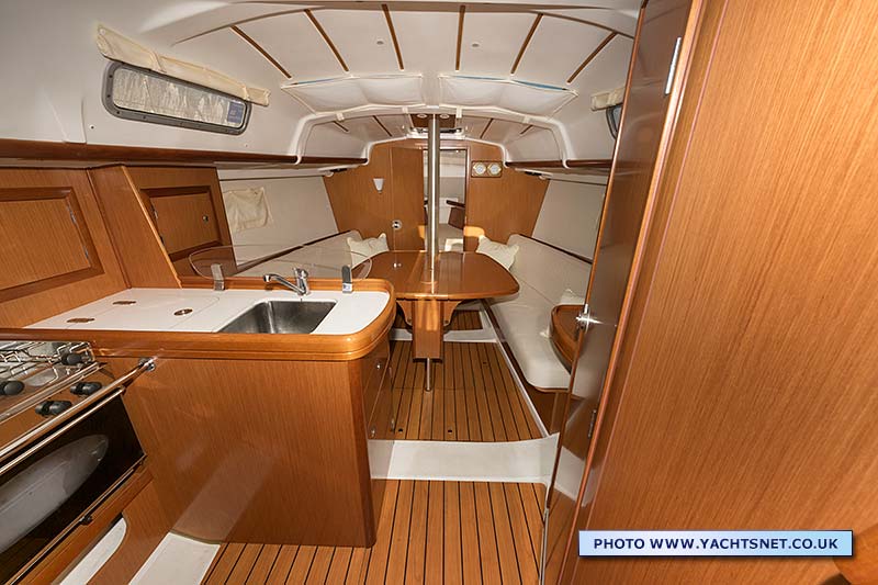 Saloon - Beneteua Oceanis 323 for sale 