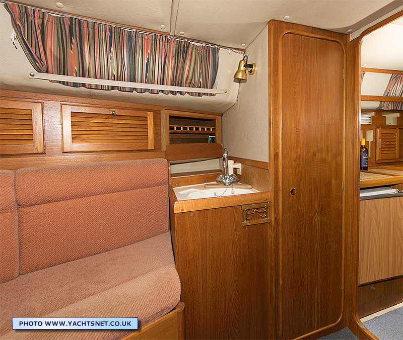 Aft cabin vanity unit